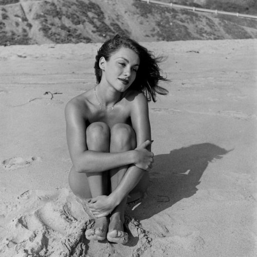 alwaysbevintage:
Linda Christian, the first ‘Bond Girl’ photographed by Bob Landry, 1945
