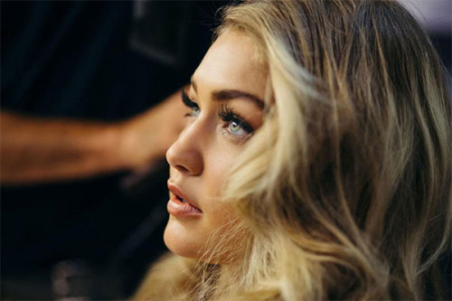 runwayandbeauty:

Gigi Hadid - Editorial photoshoot | Behind the Scenes.