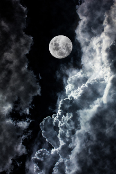 teenageers:    Moon is wonderful | By Angelo Perrone