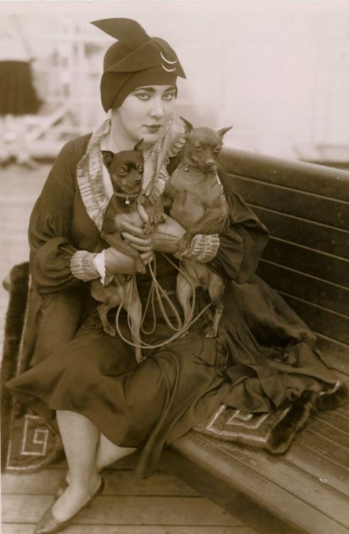 Nita Naldi returning to America from Europe on the Ile de France, 1927