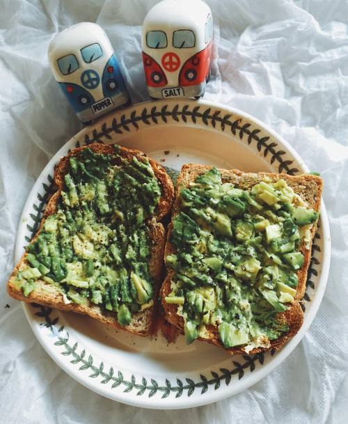 perfectiontales:

tamarhope:

Avo is the 💣💣💣💣 feels so weird that it’s going to be 2016 tomorrow! But in a good way, I love growing older and experiencing new and exciting things, bring on next year and all the crazy adventures I’ll have 🙌🏻😋 #myfood #vegan

 
 
