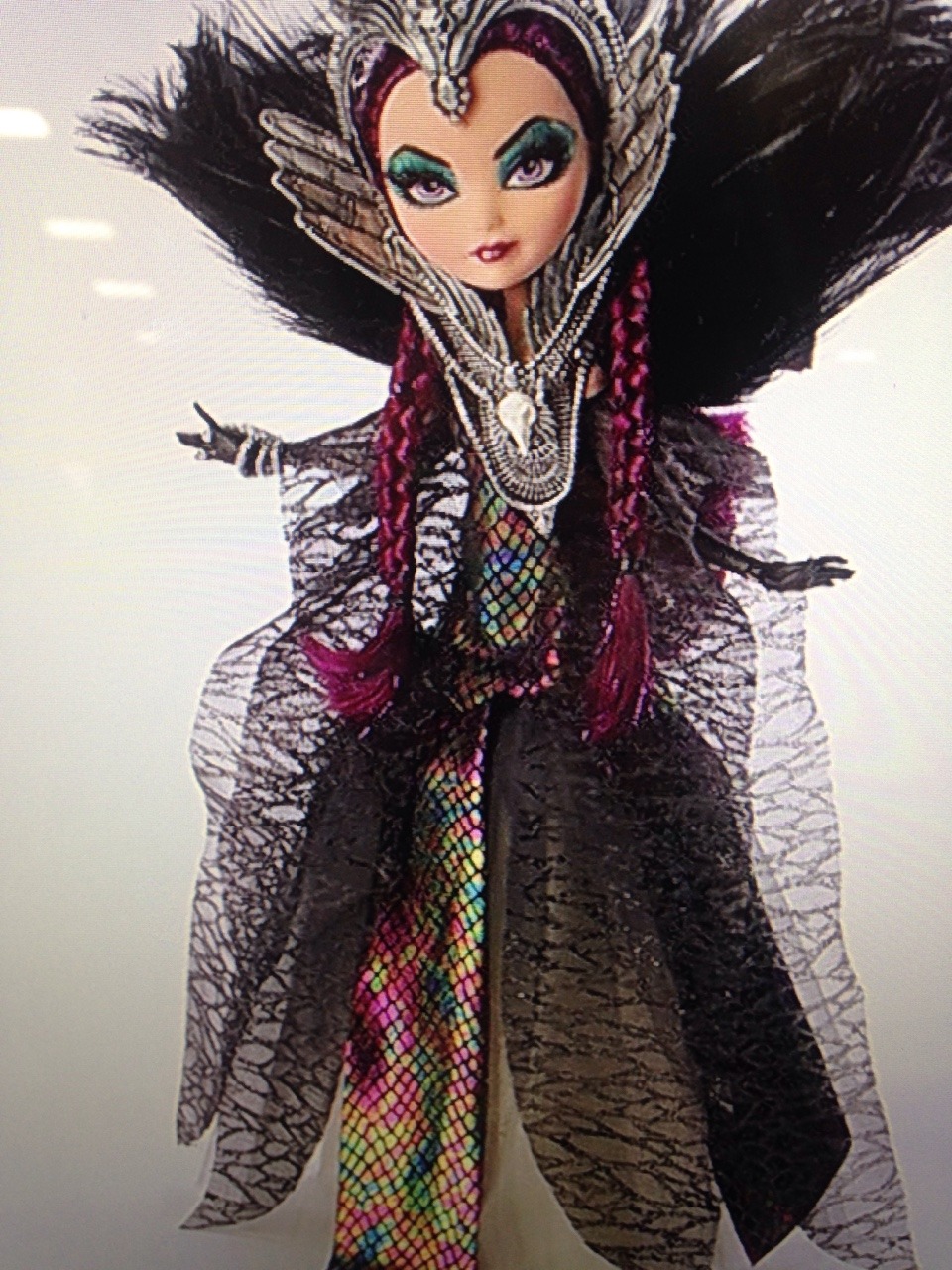 teatime-with-maddie:

everaftermonsters:

Evil Raven with a different dress, this is what was advertised as her while in line to by Mattel stuff at sdcc

Huh, is this like the prototype of her or something? Interesting!
