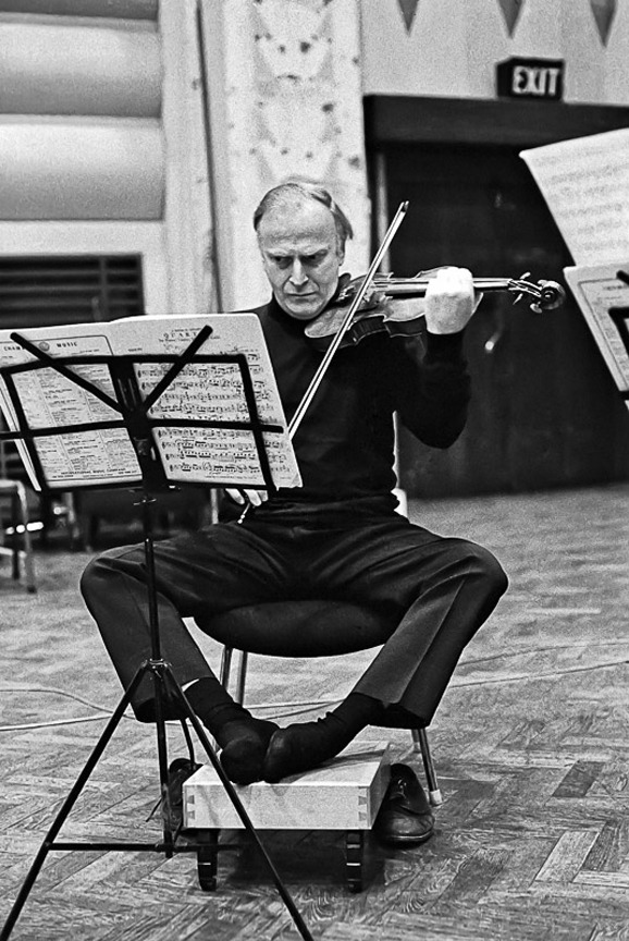 Clive Barda. Yehudi Menuhin,1969. Framed B/W Print, 298x420mm.
Reserve: £350.00
Contact specialevents@prostatecanceruk.org to bid on this print.