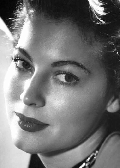 gatabella:

Ava once met Charles Darwin’s great-grandson Francis at a Greek restaurant in New York and mentioned her honeymoon reading matter The Origin of Species by Charles Darwin; after their encounter, Young Darwin, who had been drinking retsina, said—adjusting his spectacles—that Ava Gardner was “the highest specimen of the human species.”
