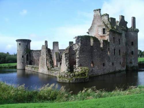 archaicwonder:


Caerlaverock Castle, Dumfries, Scotland Keep reading
