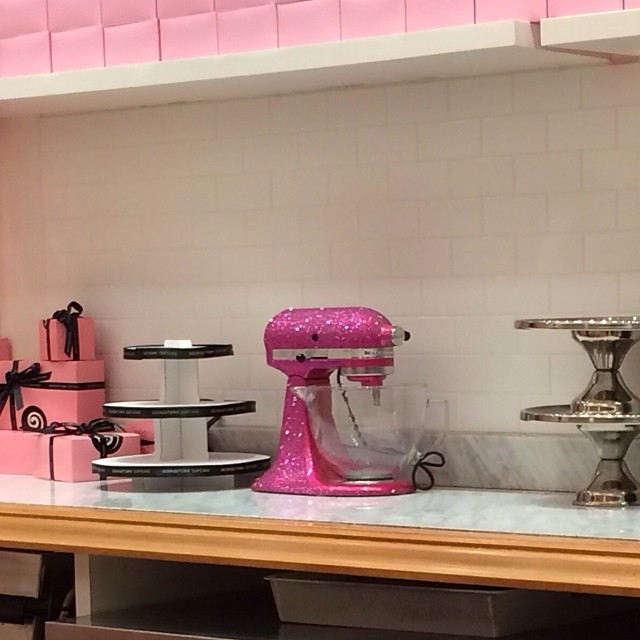 Um, exsqueeze me? A pink sparkly mixer? Yes, please. #latergram (at Georgetown Cupcake)