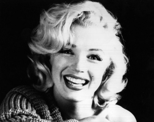 perfectlymarilynmonroe:

Marilyn photographed by Milton Greene, 1953.