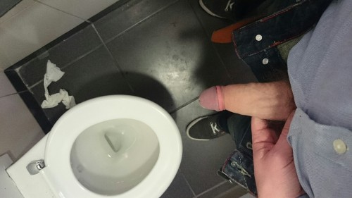 irishlad333:  Anybody know where there’s anonymous gloryholes around London? Was horny in this cubicle earlier!