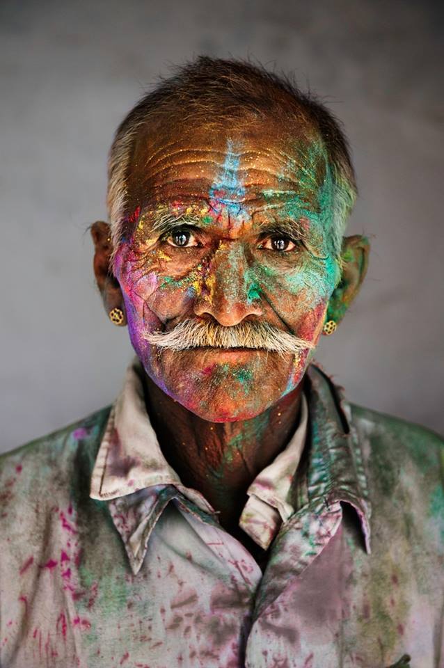 © Steve McCurry. Retrato realizado durante o festival Holi, índia.