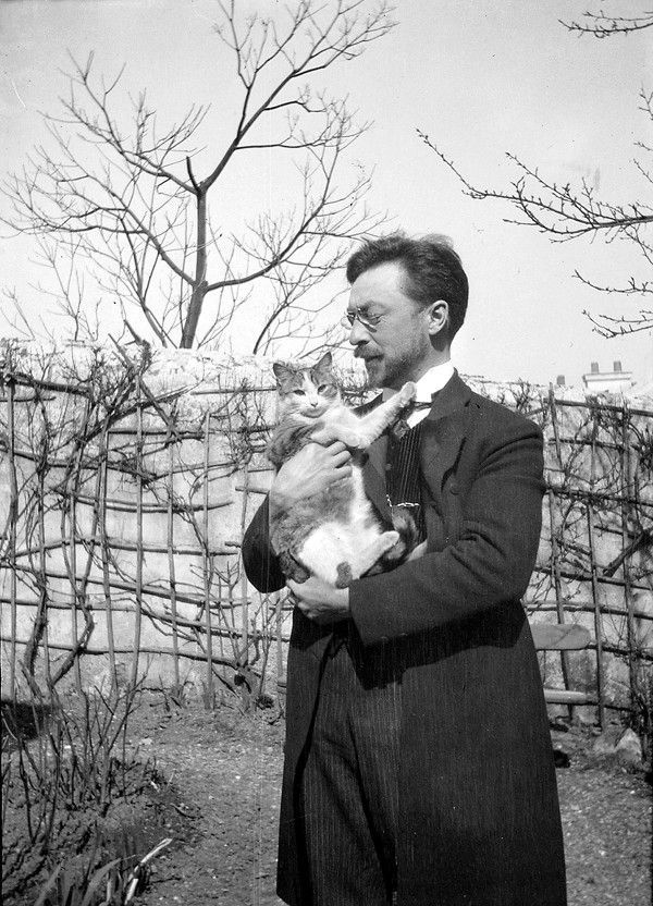 bootyootyootyooty:

cosmosonic:

Wassily Kandinsky and his cat Vaska

This is perfect