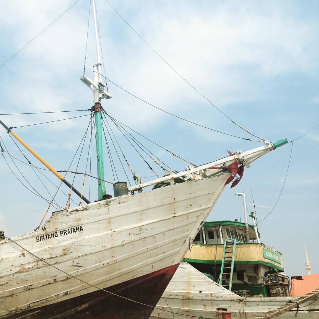 fahdfadzly:

The harbour is famous for its phinisi schooners, a traditional Indonesian two-masted sailing ship. #travel #whywetravel #port #sundakelapaharbour #jakarta #enjoyjakarta #explorejakarta #indonesia #wonderfulindonesia #goasean (at Pelabuhan Sunda Kelapa)