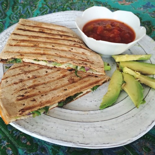 goodhealthgoodvibes:

Post workout lunch! A flatout wrap quesadilla with homemade chipotle mayo &amp; black bean spread, chicken, green and red onion, cilantro and a little bit of mozzarella cheese. I cooked it on my panini press then added lettuce once it was done, and had avocado and salsa on the side to top it with. So good!
Instagram - goodhealthgoodvibes
