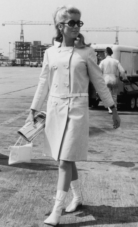 gatabella:

Catherine Deneuve arriving at the London airport, wearing André Courrèges, 1960s