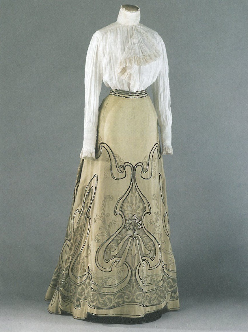 ephemeral-elegance:

Art Nouveau Embroidered Skirt, ca. 1900-05
Attributed to Callot Soeurs
via Palais Galliera
