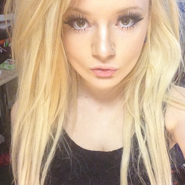 zixxie:

Lucy did make up on me and I’m not sure :/ #make up #blusher #me #face #girl #blonde
