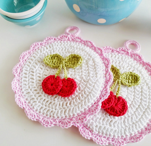 podkins:

Crochet Cherry Potholder
by Rebecca Homick on Ravelry.  The pattern is available to purchase for a wee fee — buy it now