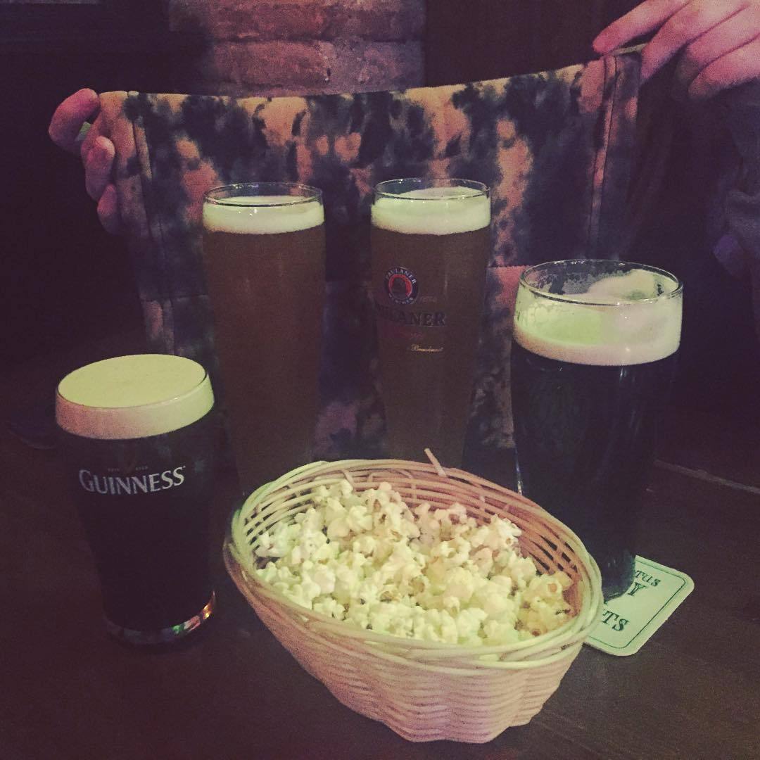 #cerveceo #pinta #guinness #paulaner 🍻🍻 @ele_partyna @caballeroarturo  (en Gallagher Irish Tavern)