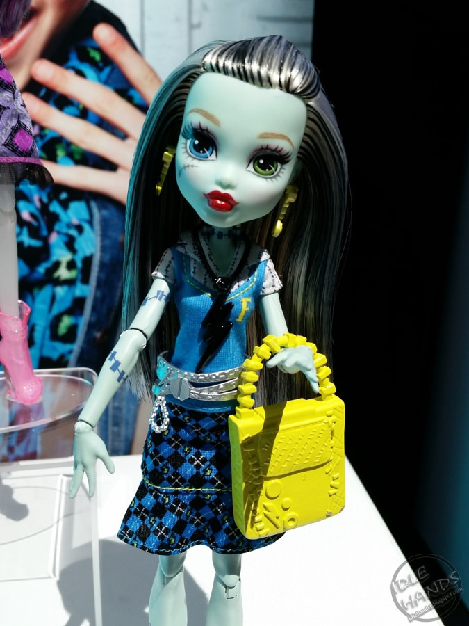 listie:

Monster High Frankie &amp; Draculaura reboot dolls. Detail pics.Source; https://www.flickr.com/photos/paulnomad/albums/72157664821522525