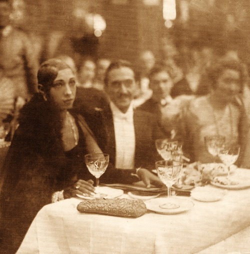 likejosephinebaker:

Paris 1920s


Fabulous candid of Jospehine Baker I don’t think I’ve ever seen&hellip;chap next to her looks like Adolphe Menjou, who Josephine apparently liked? Wonder if it’s him?