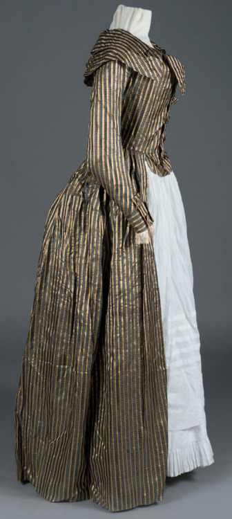 Robe redingote circa 1787.[source: Thierry de Maigret Auctions]
