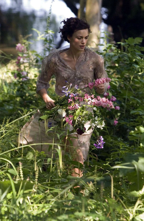 Keira Knightley as Cecilia Tallis in Atonement (2007).