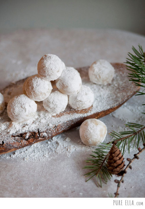 foodishouldnoteat:

Amaretto snowballs 
