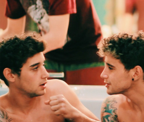 random-fandumbs: Twins Jai and Luke Brooks, in a hot tub.
