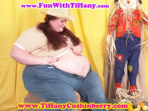 I love when I outgrow my pants and can’t zip them up&hellip;.My Clip Store: www.FunWithTiffany.comMy Website: www.TiffanyCushinberry.com#bbw #ssbbw #obese #belly #fat #tiffanycushinberry #fatty #feedee #feedist #gainer #bbwtiffany #camgirl