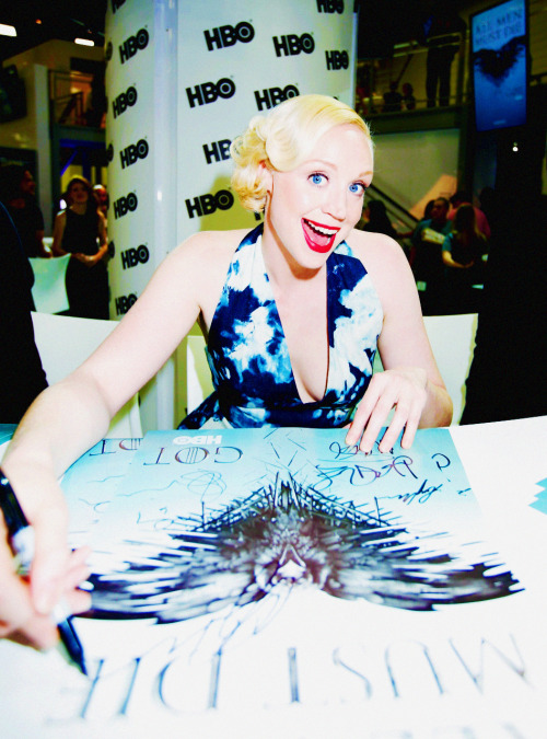 jaime-sbrienne:

Gwendoline signing posters for fans at SDCC
