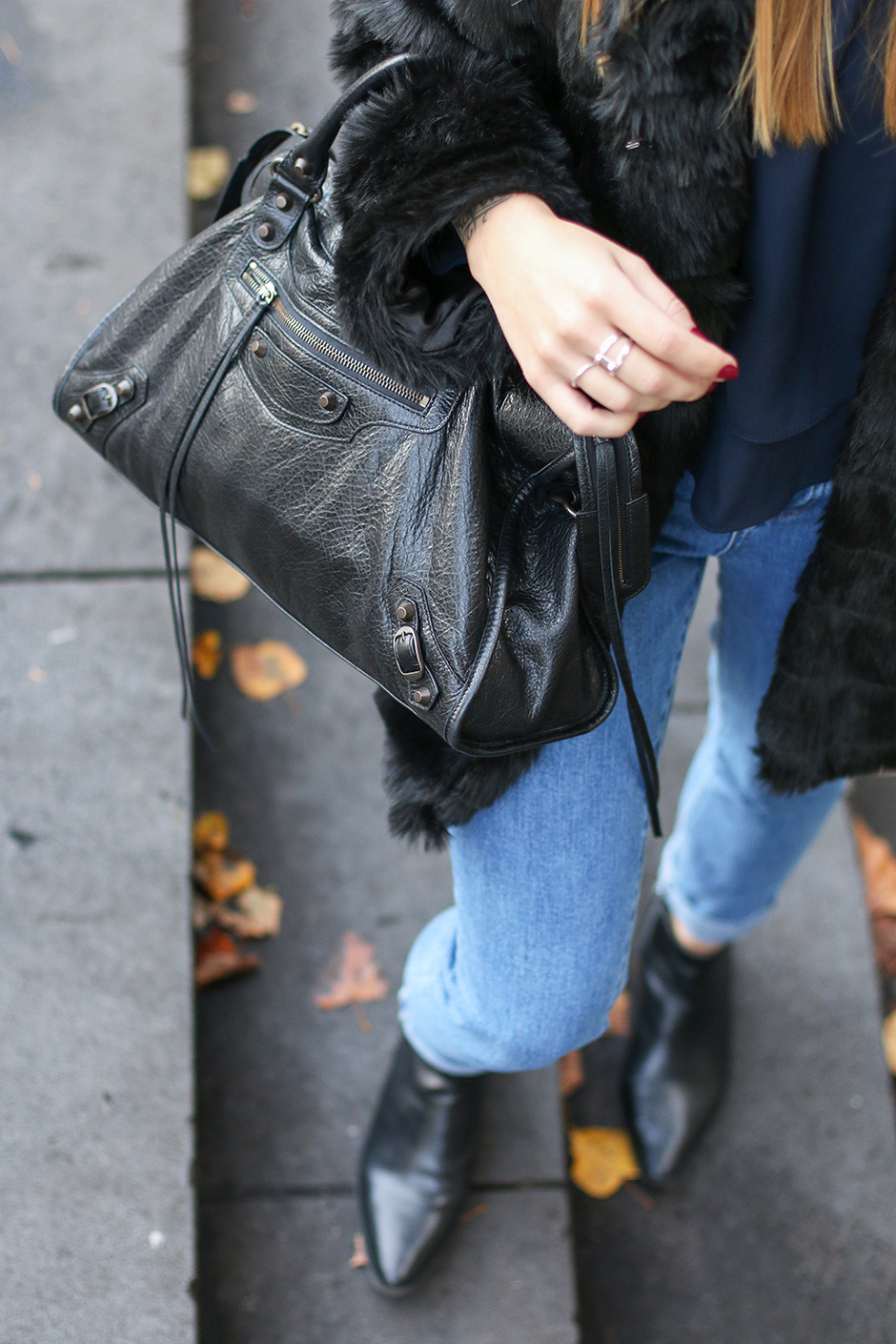 Fluffy Winter: Magdalena Ilic is wearing a black fluffy coat from New Yorker and of course the bag is from Balenciaga