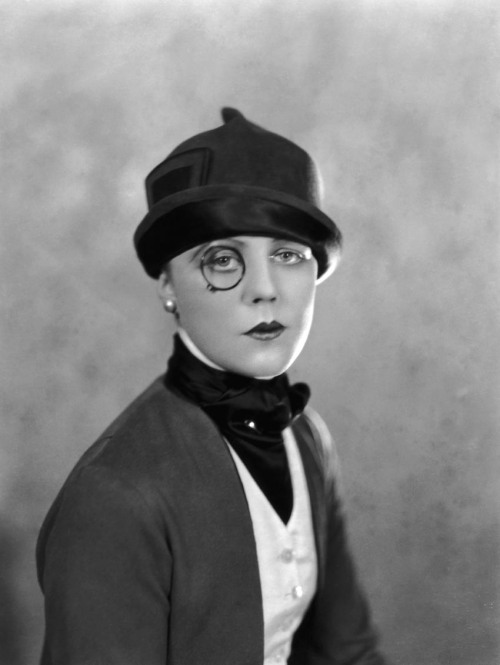 castaroundvintage:

Edna Best, 1925.
Alex Stewart ‘Sasha’.
