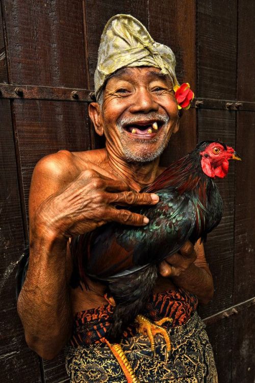 faciesmundi:

Old man and his fighting cock by Toonman Blchin/500px
