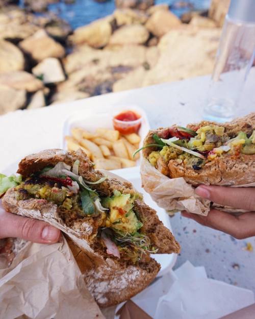 tessbegg:

Lentil veggie patty burgers stuffed w/ salad (plenty of avo) &amp; hot chips😈😈😈 Tummy full of this &amp; açai smoothies is the best kinda feelin'💫 #vegan
