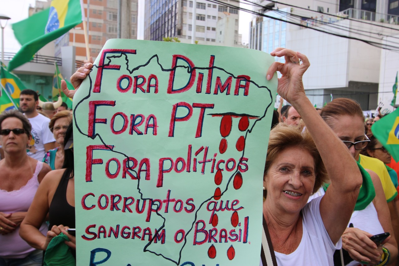 manifestante brésilienne contre le gouvernement dilma PT