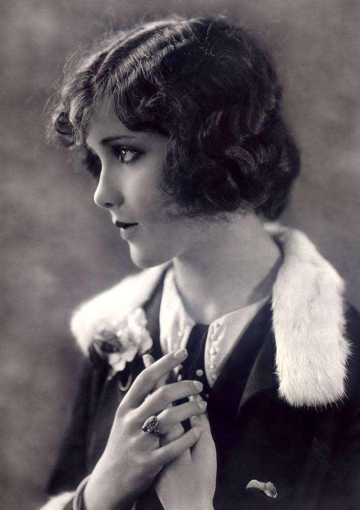 retrogasm:

Mary Brian Ziegfeld girl…
