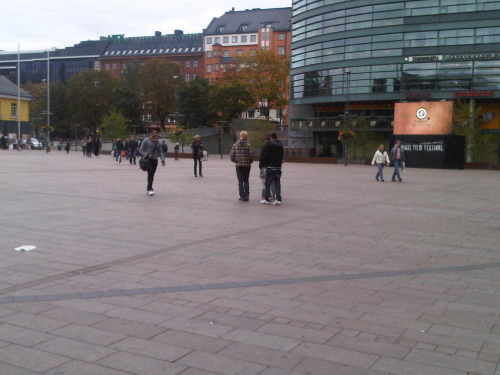 Quiet afternoon at Kamppi, where I am used to seeing festivals. Weather cooler than in Toronto.  Number of people wearing hats outnumber the one person I saw in shorts. (Helsinki, Sunday) 20100926&#160;1600