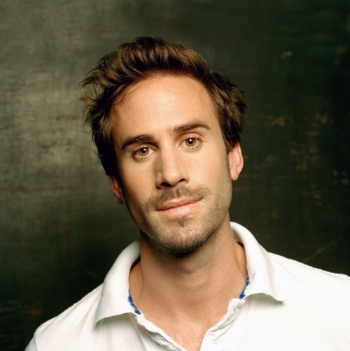 celsaywhat:

Hey, Tumblr. Meet Joseph Fiennes, brother of Lord Voldemort. He’s a pretty one, that Joseph.
