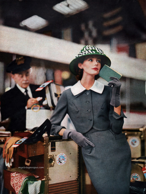 myvintagevogue:

Harper’s Bazaar Feb 1956 - Photo by Lillian Bassman
