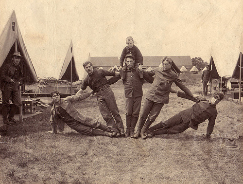 1900
Five U.S. Soldiers (and boy) in a fan formation.
(via boobob92)