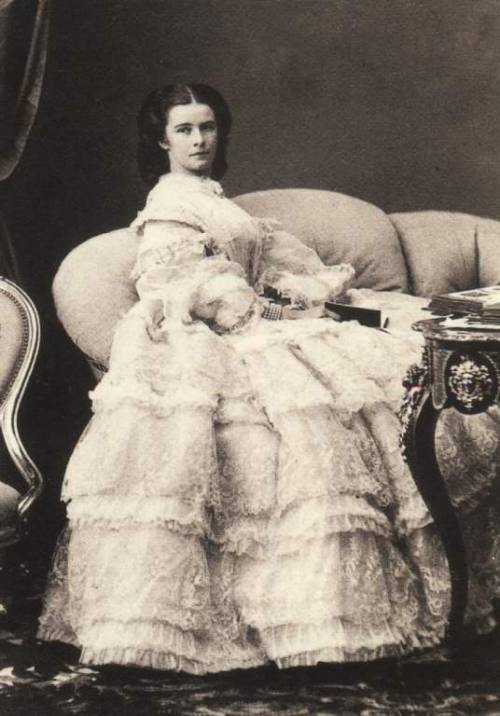 alessandrahautumn:
Kaiserin Elisabeth of Austria.
