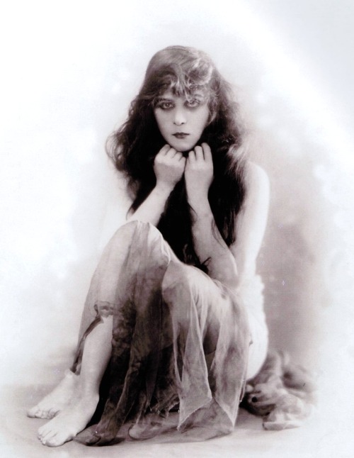 Theda Bara in a publicity shot for A Fool There Was, 1915. Dir.: Frank Powell.