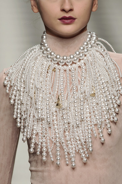 agameofclothes:

Pearl necklace hierloom of house Westerling, Frankie Morello

