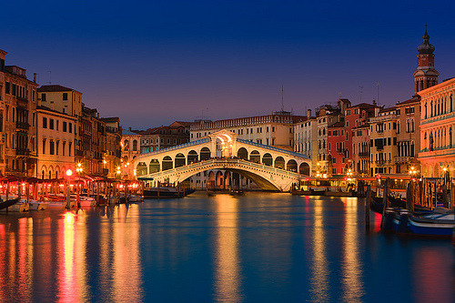 Ponte Rialto, Veneza, Itália.
Marco Polo, Casanova e Vivaldi nasceram em Veneza.
