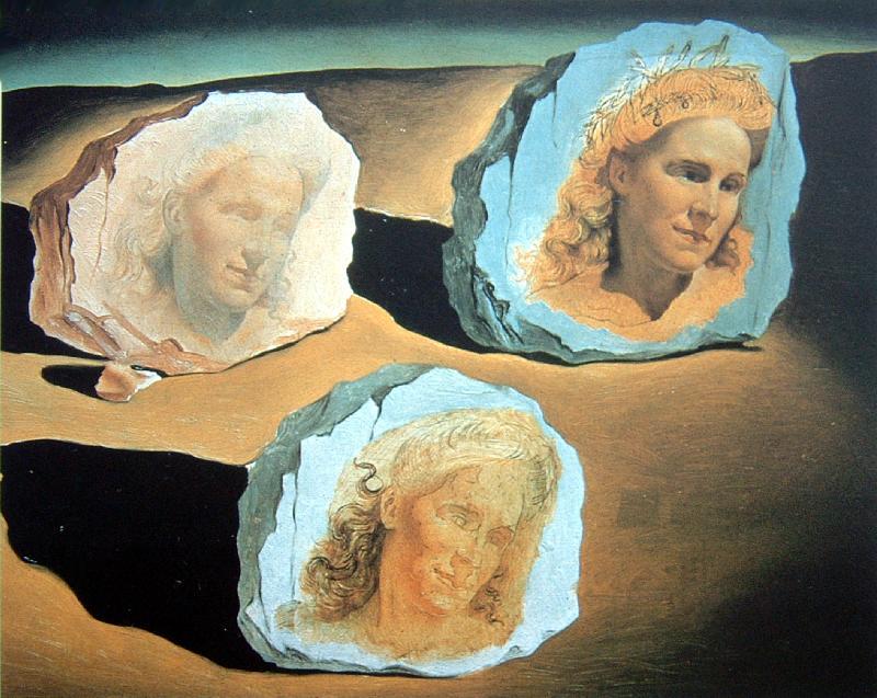 Trois visages de Gala apparaissant sur des rochers