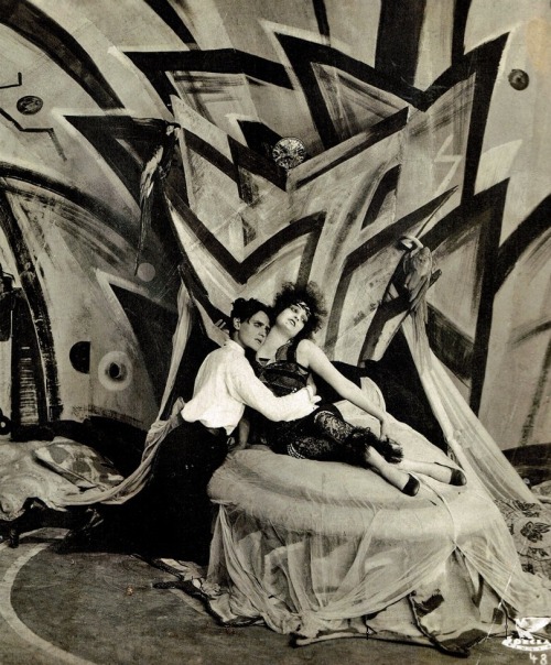 The Cabinet of Dr Caligari 1920 - Full Movie - YouTube