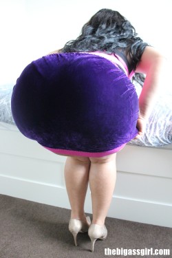 thebigassgirl:  big booty mini skirt huge ass bubble butt brunette http://thebigassgirl.com 