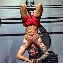 strongliftwear:    Not just monkeying around!  @zacsmithfitness training his core with inverted sit-ups! This exercise recruits stabilising muscles including your quads, hammies and calves, so due to the intense nature of this exercise it is recommended