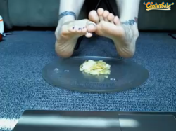 Hungry to a mid afternoon snack? SaltysSweetToes loves to cater to your foot fetishes!  Come drool all over her feet LIVE on Chaturbate and clean up the chips while you&rsquo;re down there! http://bit.ly/SaltySweetCB