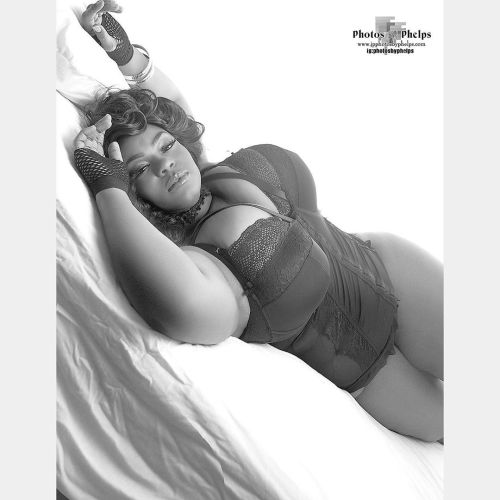 Tomorrow is Bella Raye  @plusmod_bella_raye  birthday !! Hello I’m James Phelps  @photosbyphelps social media wise, I’m known for photographing curvy and bbw models  usually. If you have any questions ask away . and I used a Nikon Camera. I make Pretty