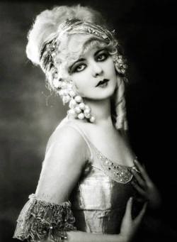 vodkaunicornslincolnlogs:  Ziegfeld Girl, Marion Benda,1920’s  